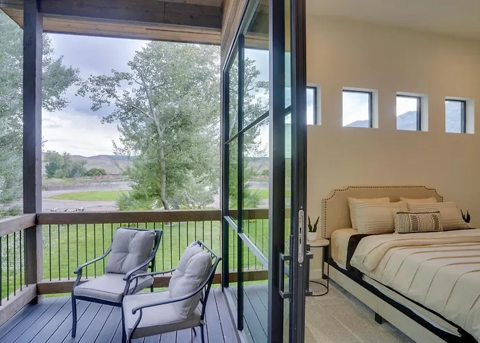 Chic Utah Getaway W/ Fireplace, Sauna & 2 Decks!