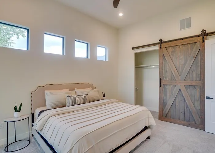 Chic Utah Getaway W/ Fireplace, Sauna & 2 Decks!